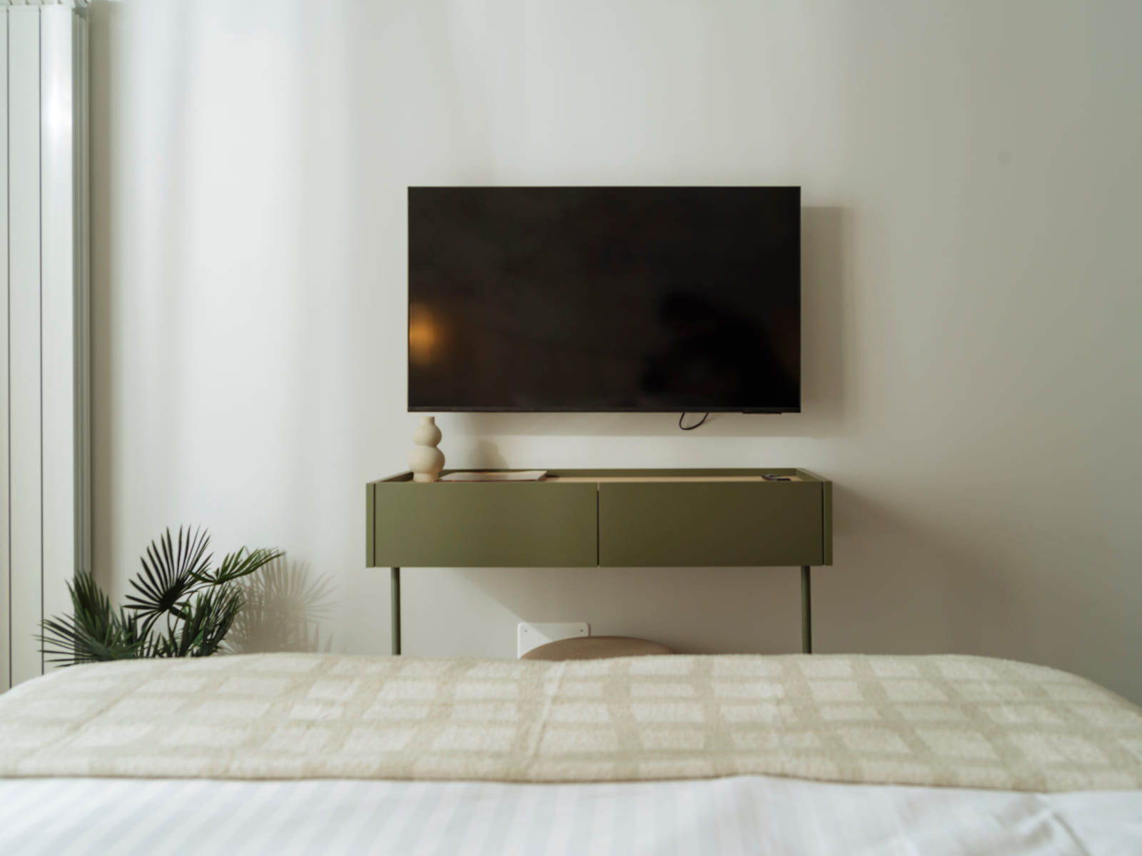 Magheru 65 — Bedroom, television