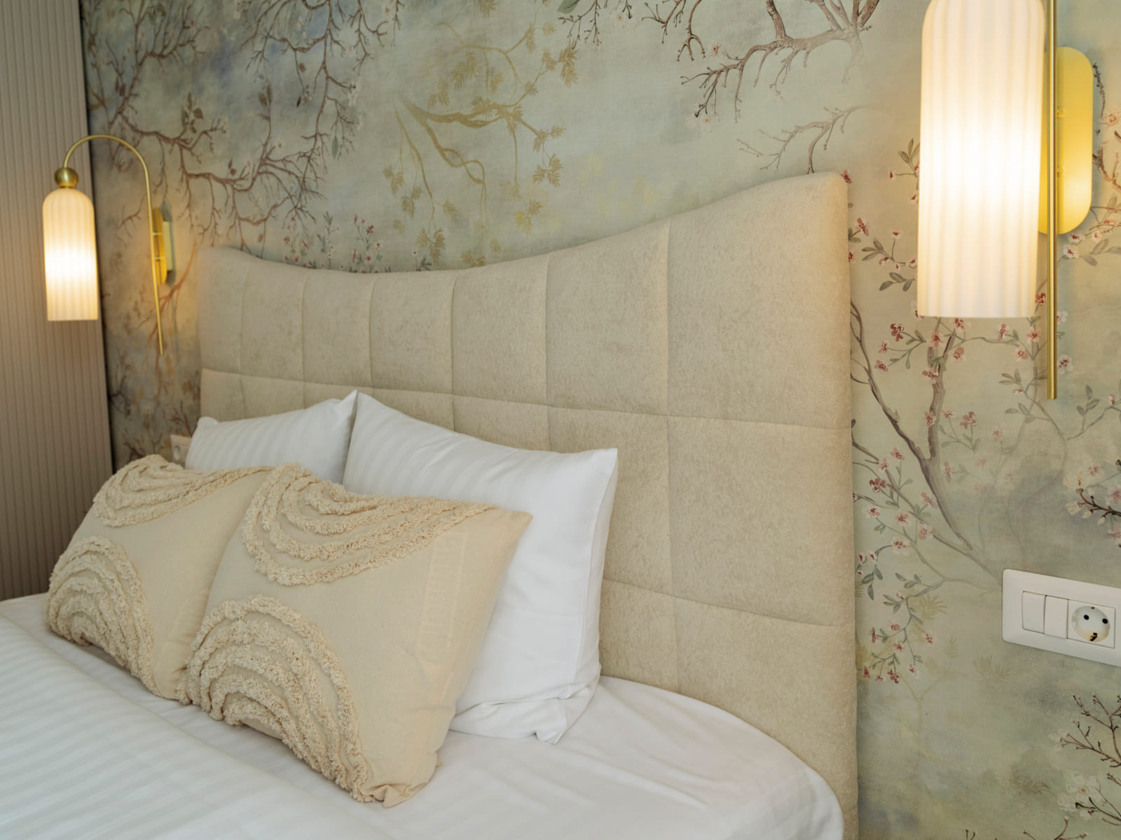 Magheru 65 — Headboard and the alabaster lights