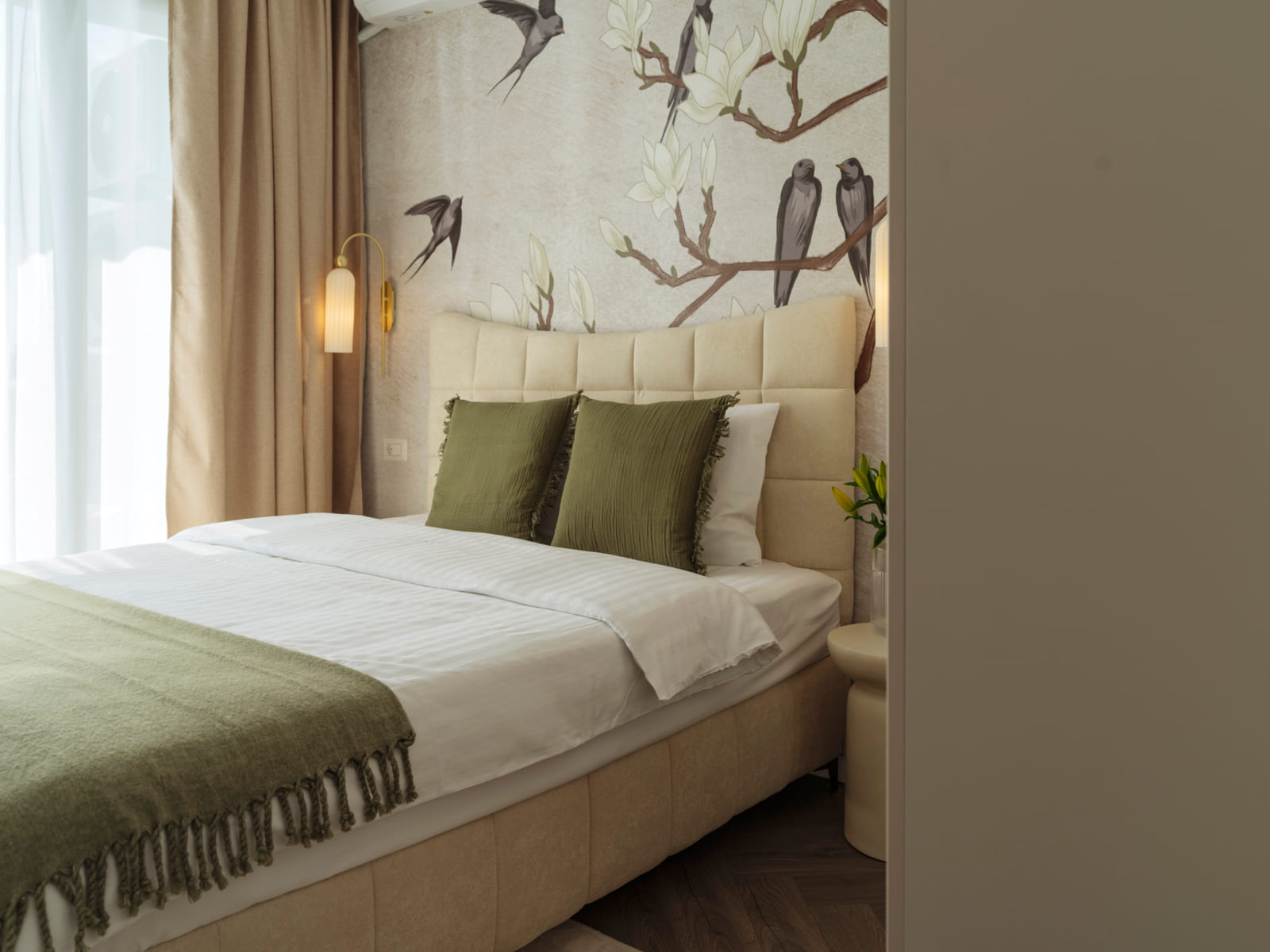 Magheru 65 — Second bedroom, bird mural