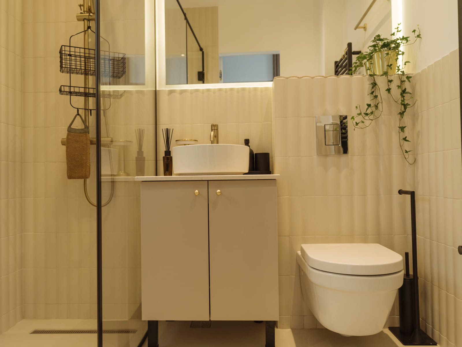 Magheru 65 — Bathroom, basin and shower
