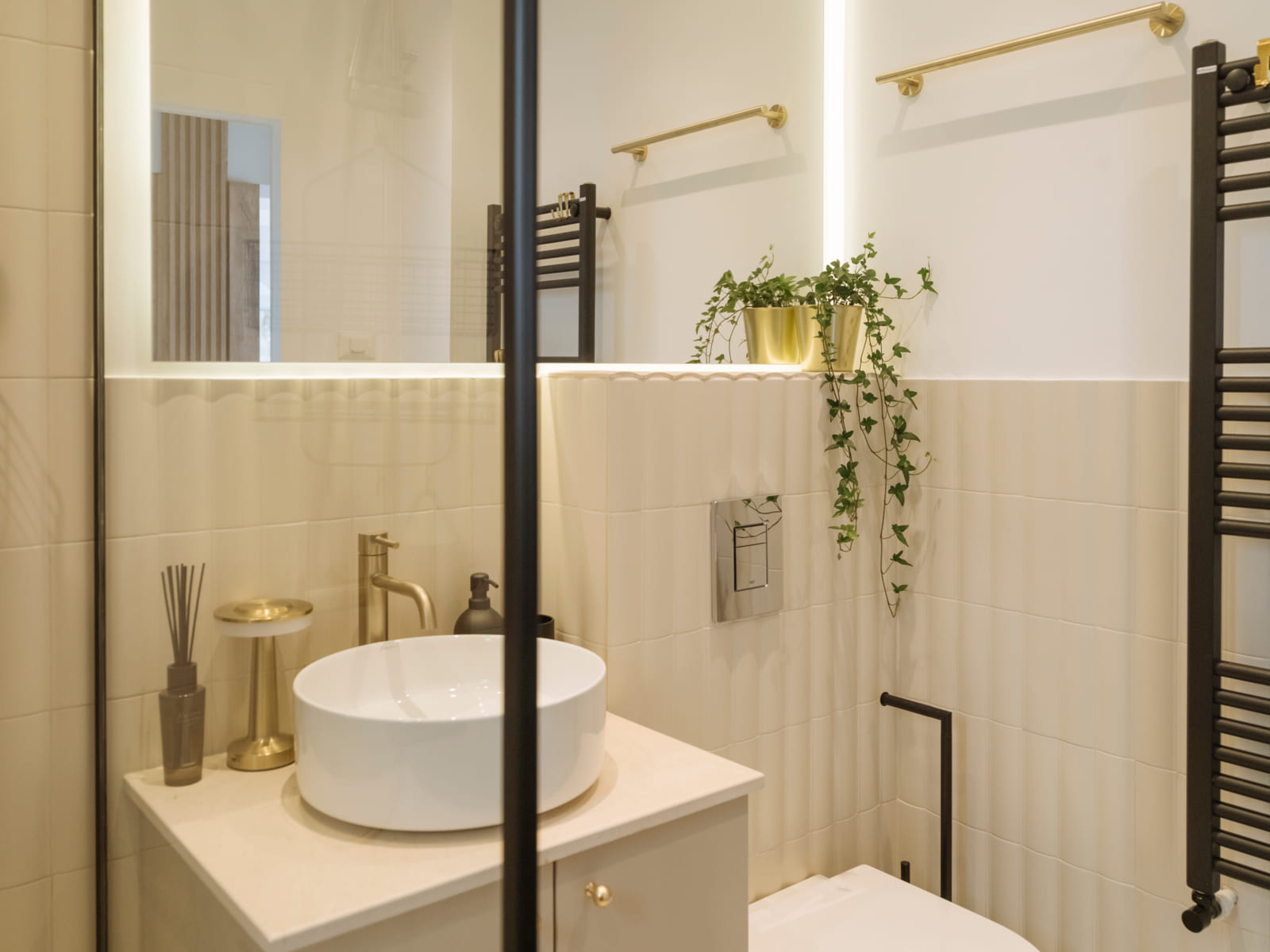 Magheru 65 — Bathroom, brass and stone