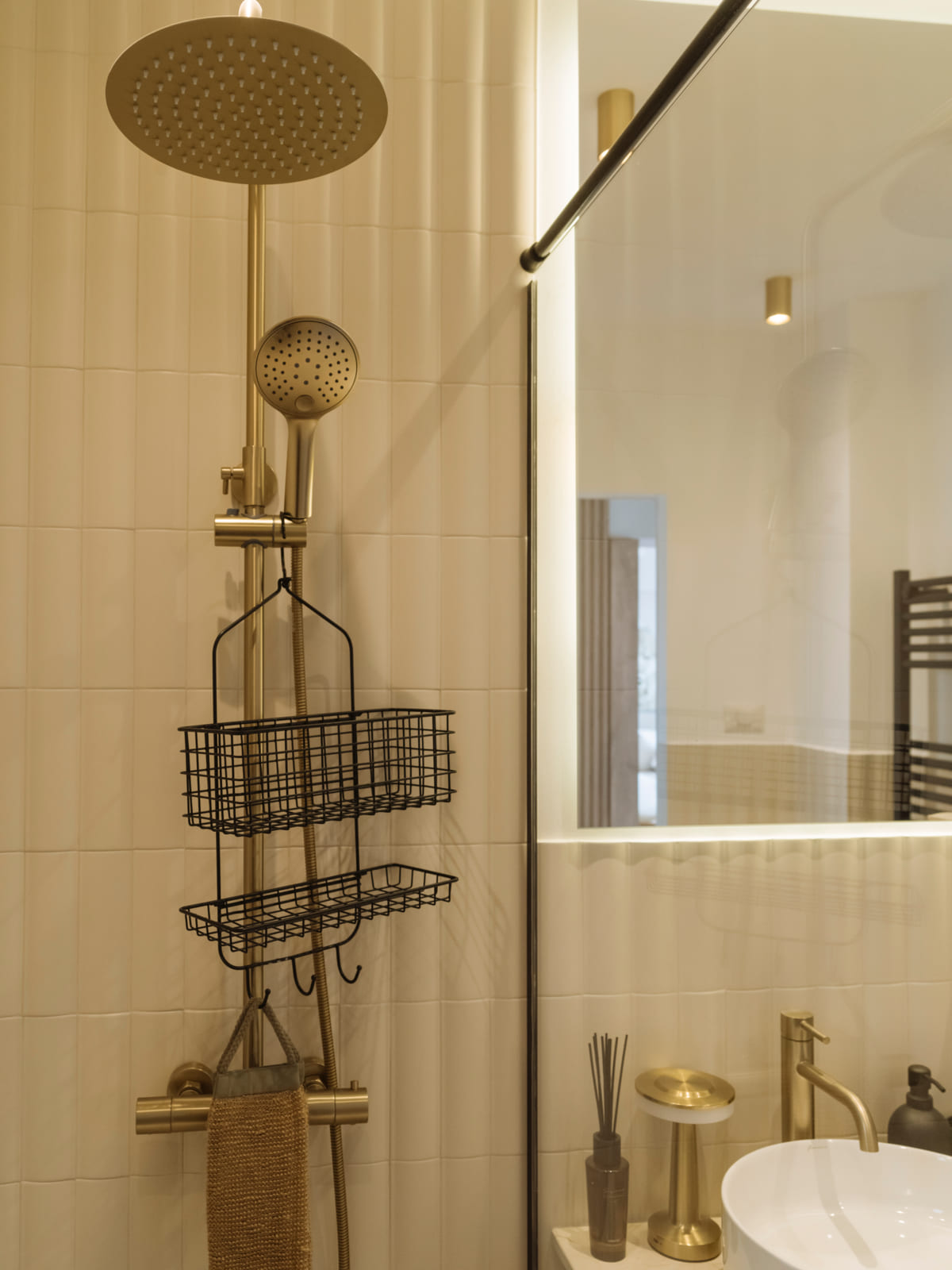 Magheru 65 — Shower