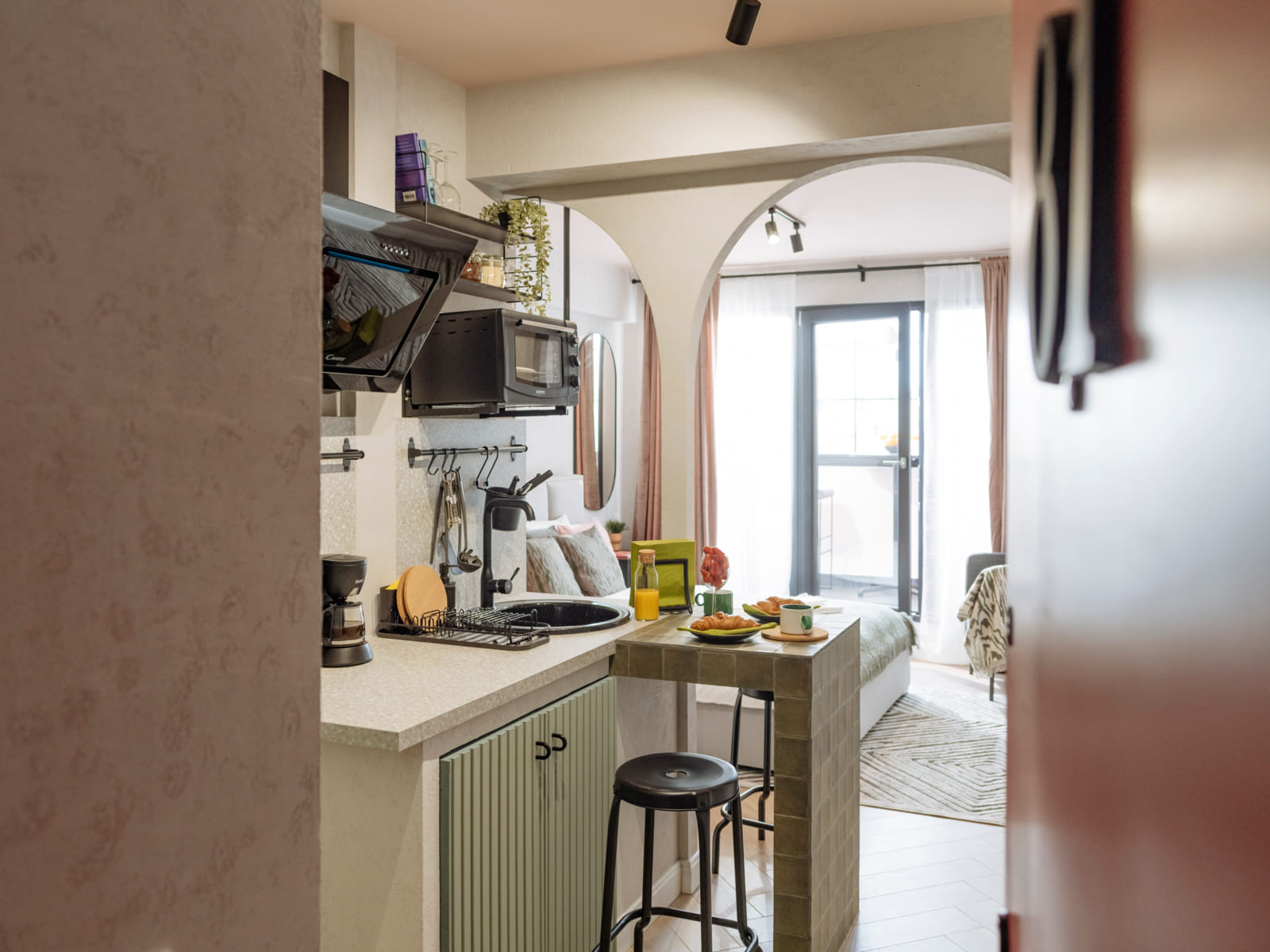 Zalomit Studio 81 — Breakfast bar, towards the bed