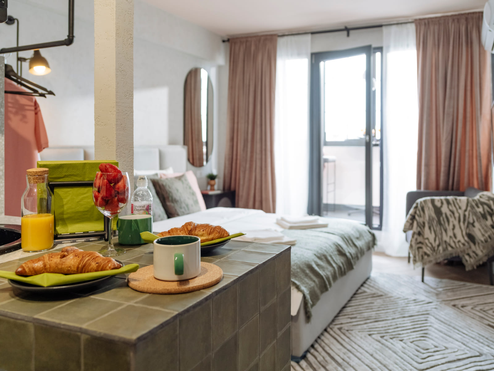 Zalomit Studio 81 — The counter, towards the bed