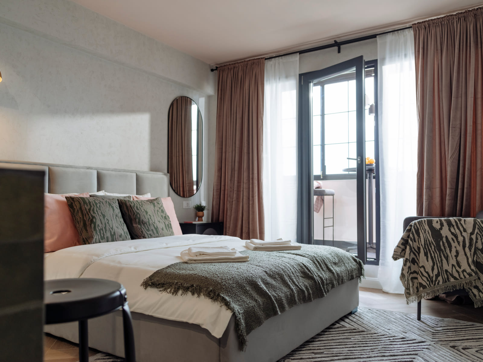 Zalomit Studio 81 — The room, bed and armchair