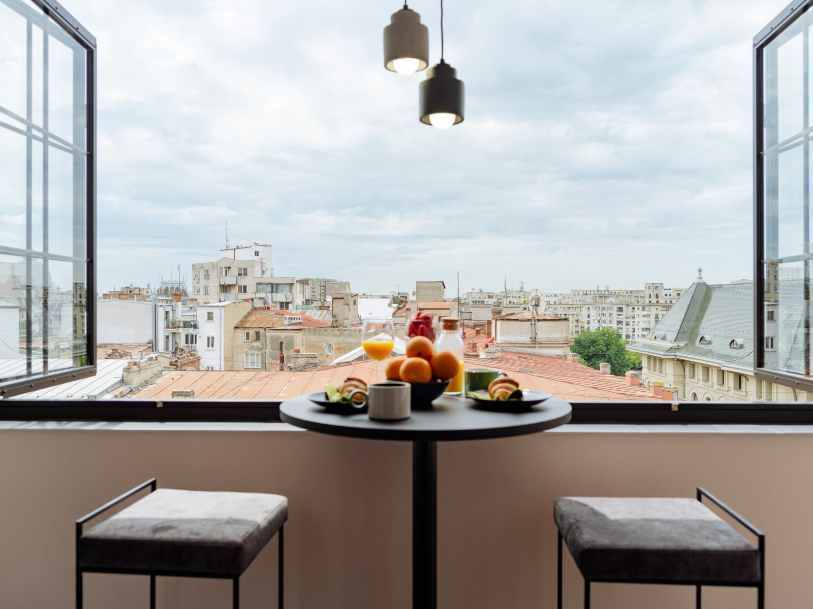 Zalomit Studio 81 — Balcony table and stools