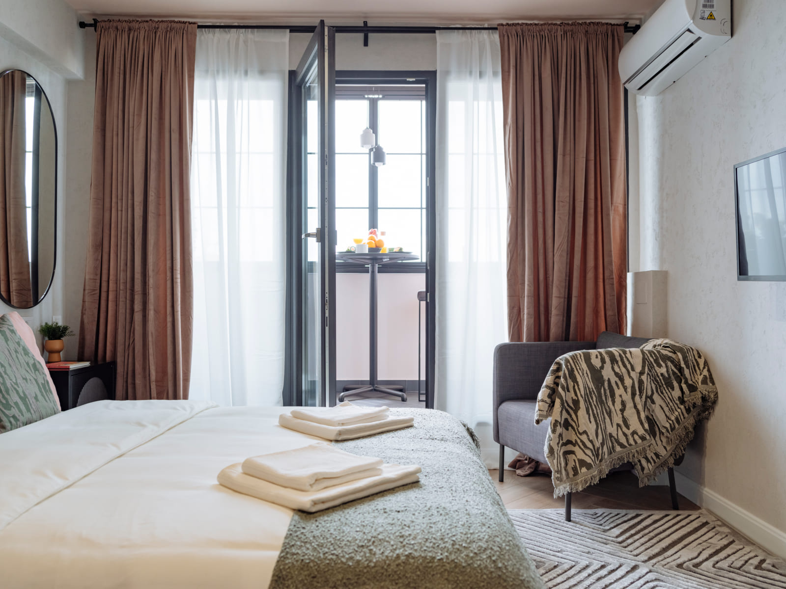 Zalomit Studio 81 — Bed, window and armchair