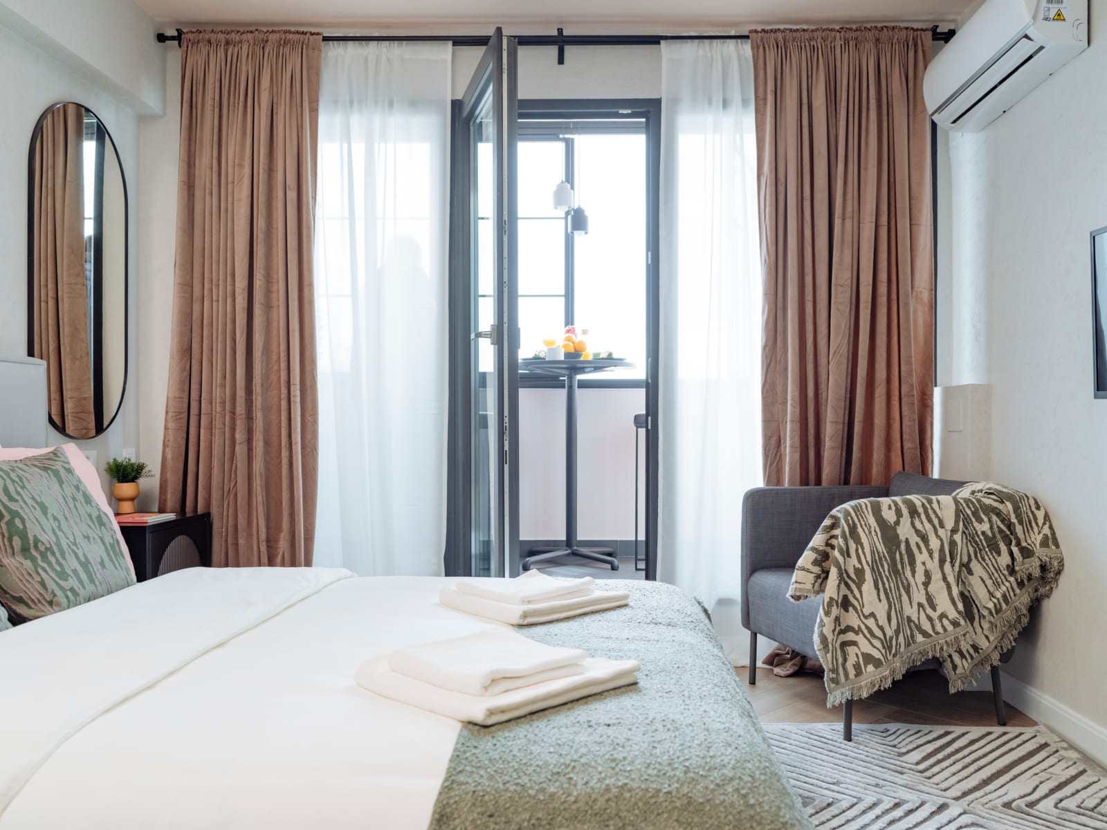 Zalomit Studio 81 — Bed and the balcony doors