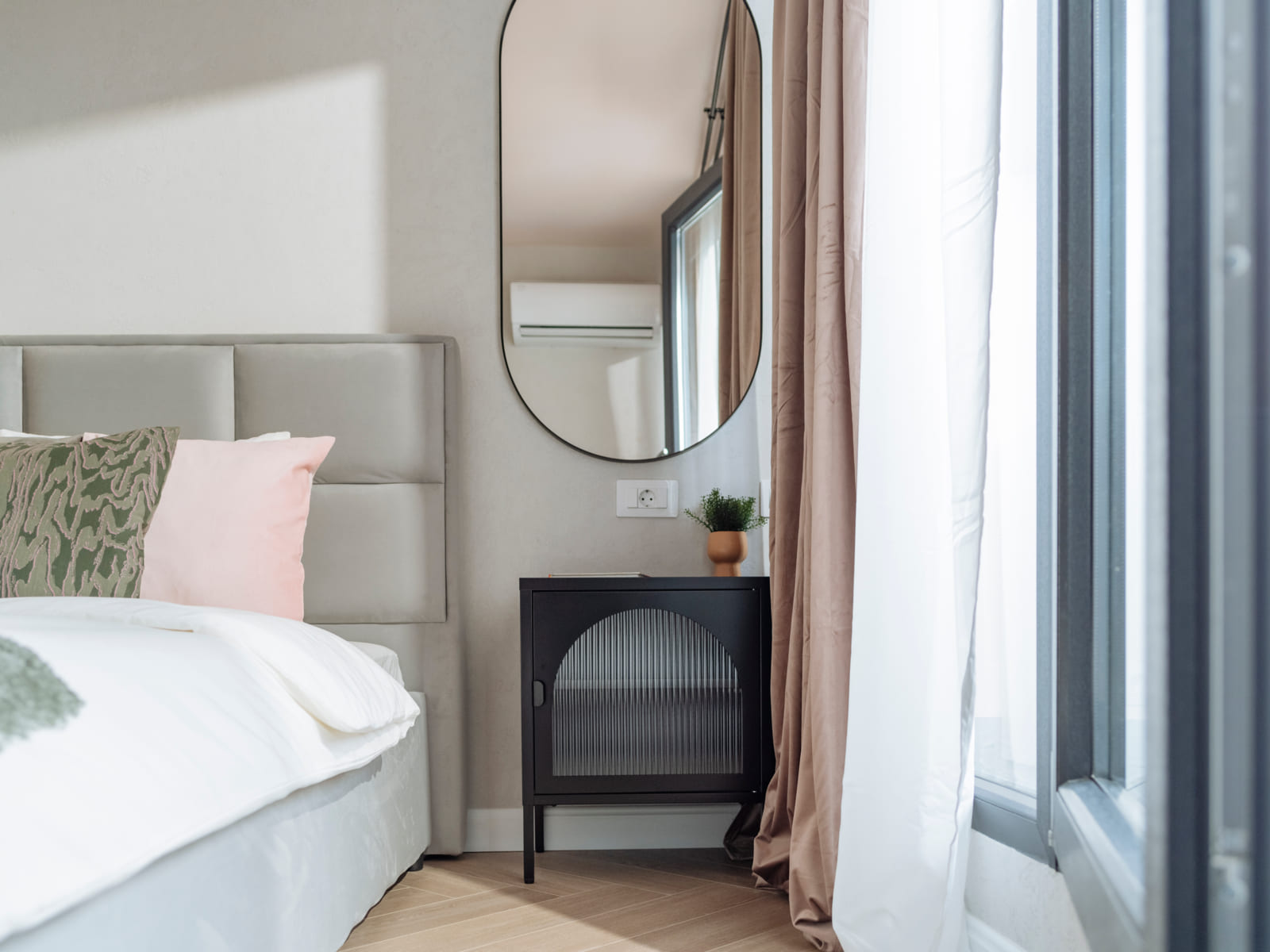 Zalomit Studio 81 — Bed, mirror and nightstand