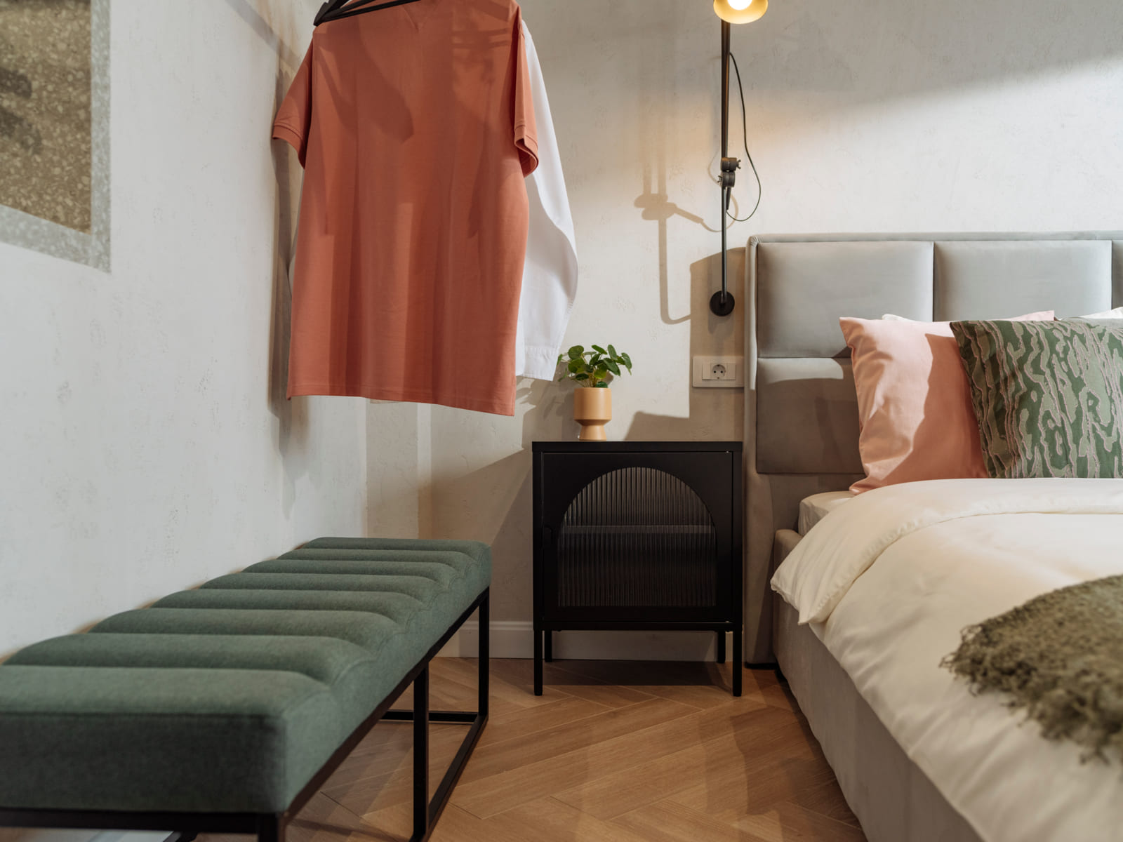 Zalomit Studio 81 — Green bench at the foot of the bed