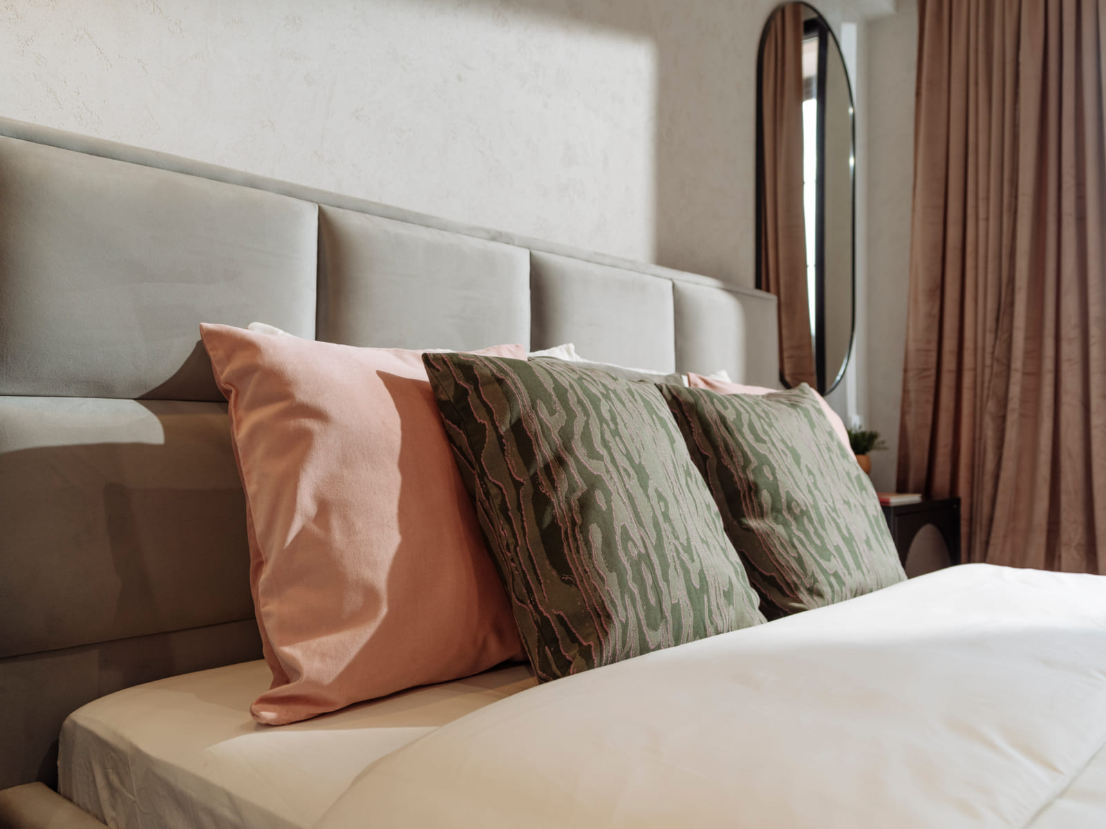 Zalomit Studio 81 — Headboard and pillows
