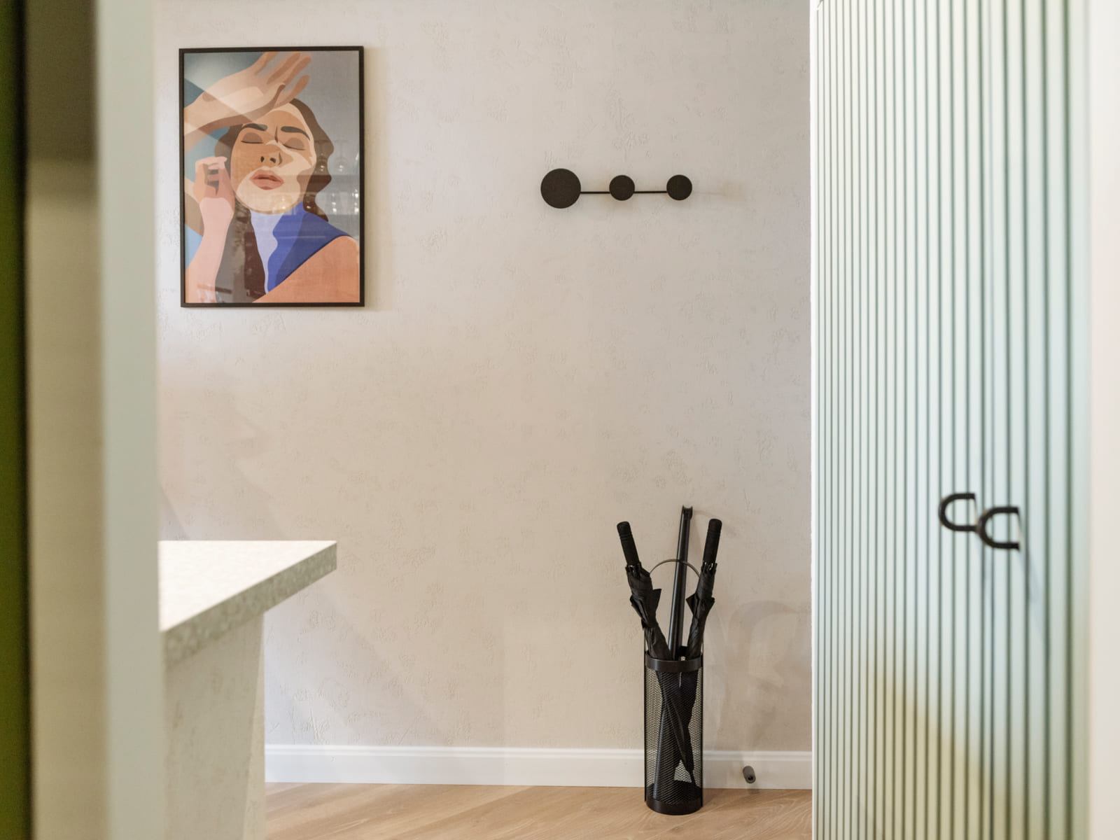 Zalomit Studio 81 — Entrance, fluted glass screen