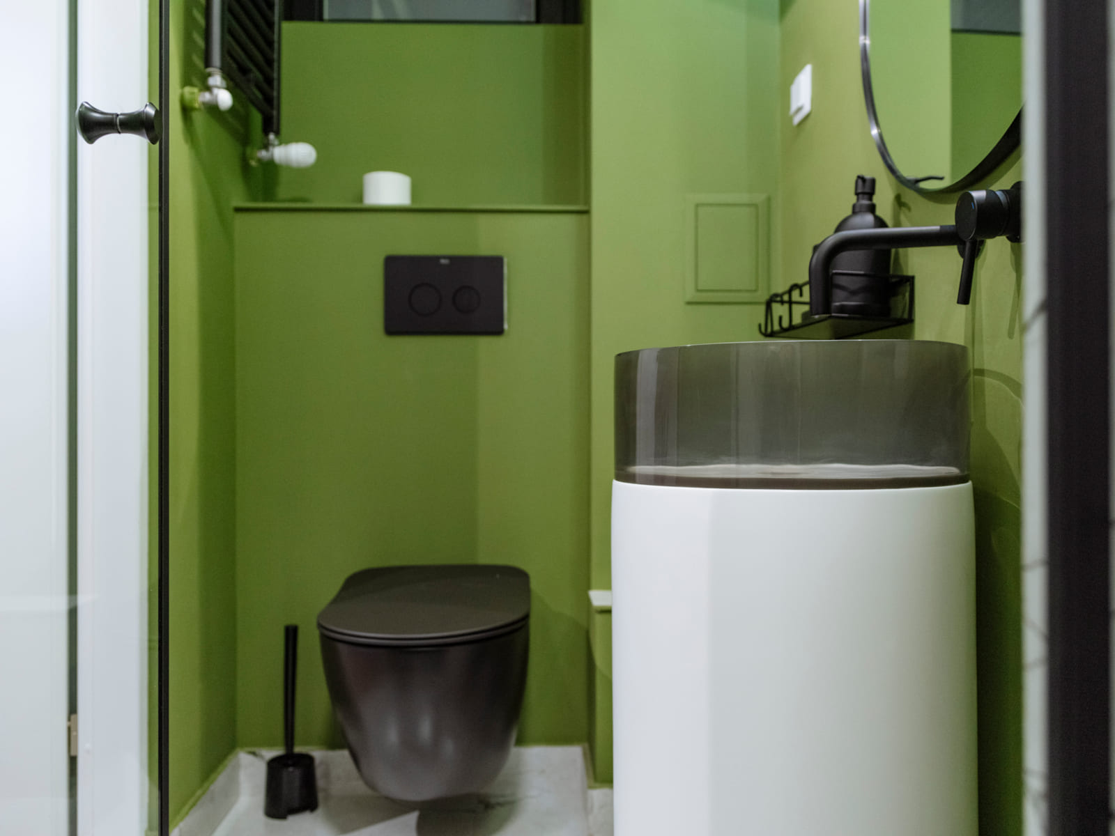 Zalomit Studio 81 — WC and basin