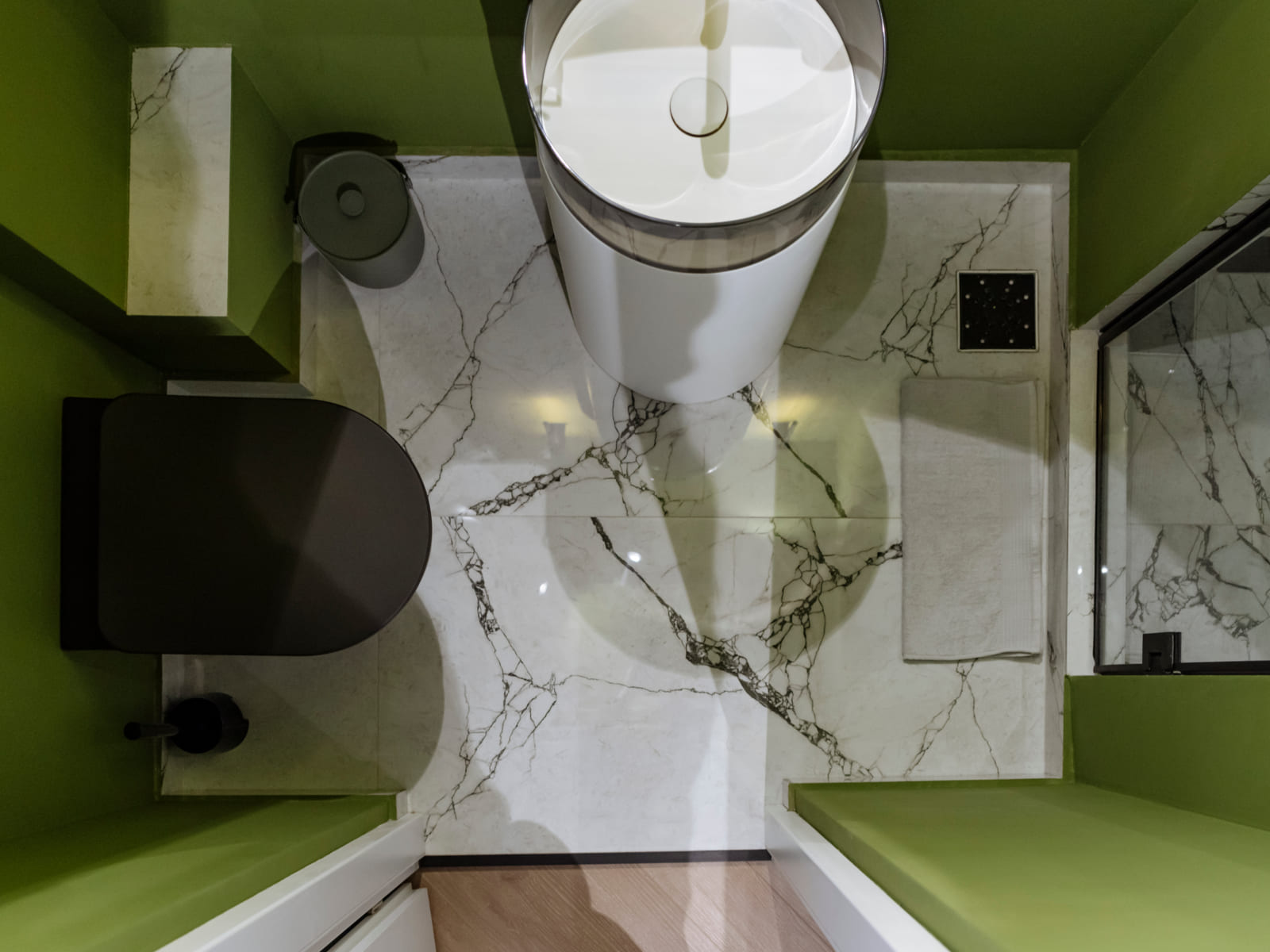 Zalomit Studio 81 — Bathroom, from above