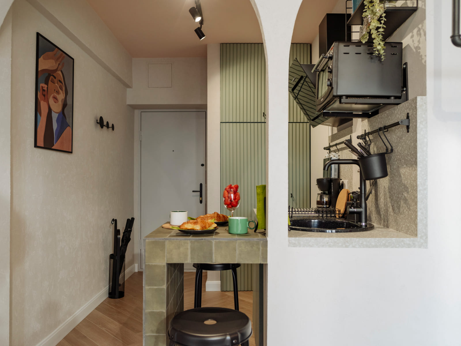 Zalomit Studio 81 — Entrance, towards the kitchenette