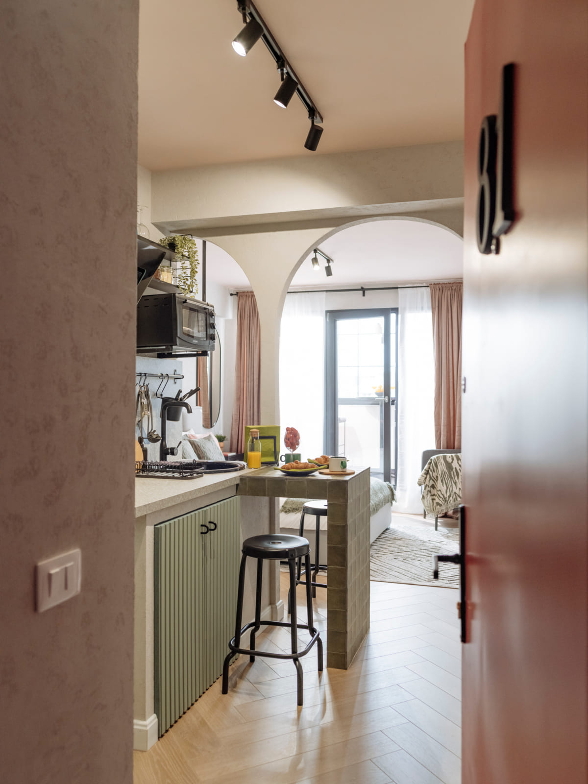 Zalomit Studio 81 — Kitchenette and the arch