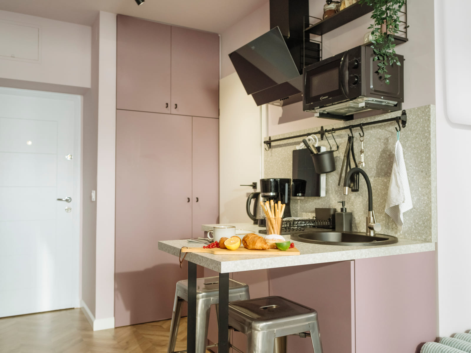 Zalomit Studio 83 — Kitchen counter