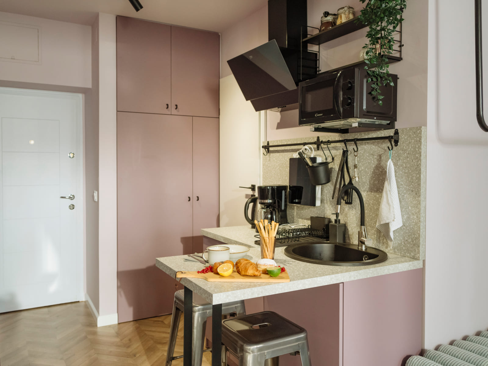 Zalomit Studio 83 — Kitchen, towards the door