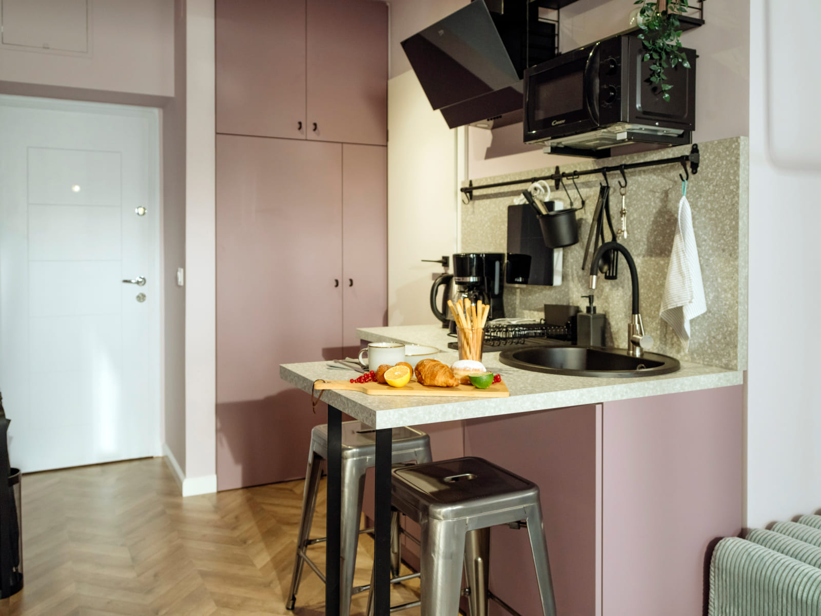 Zalomit Studio 83 — Kitchen and stool