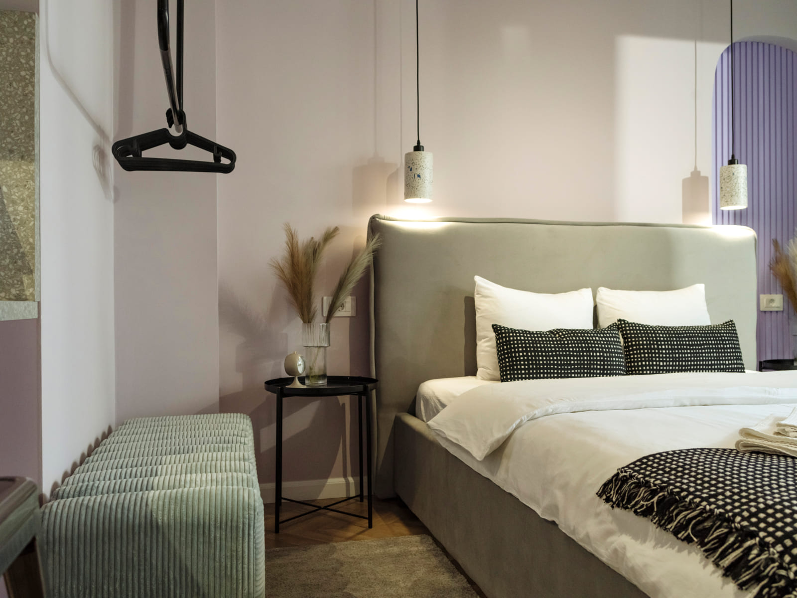 Zalomit Studio 83 — Bed and the bench