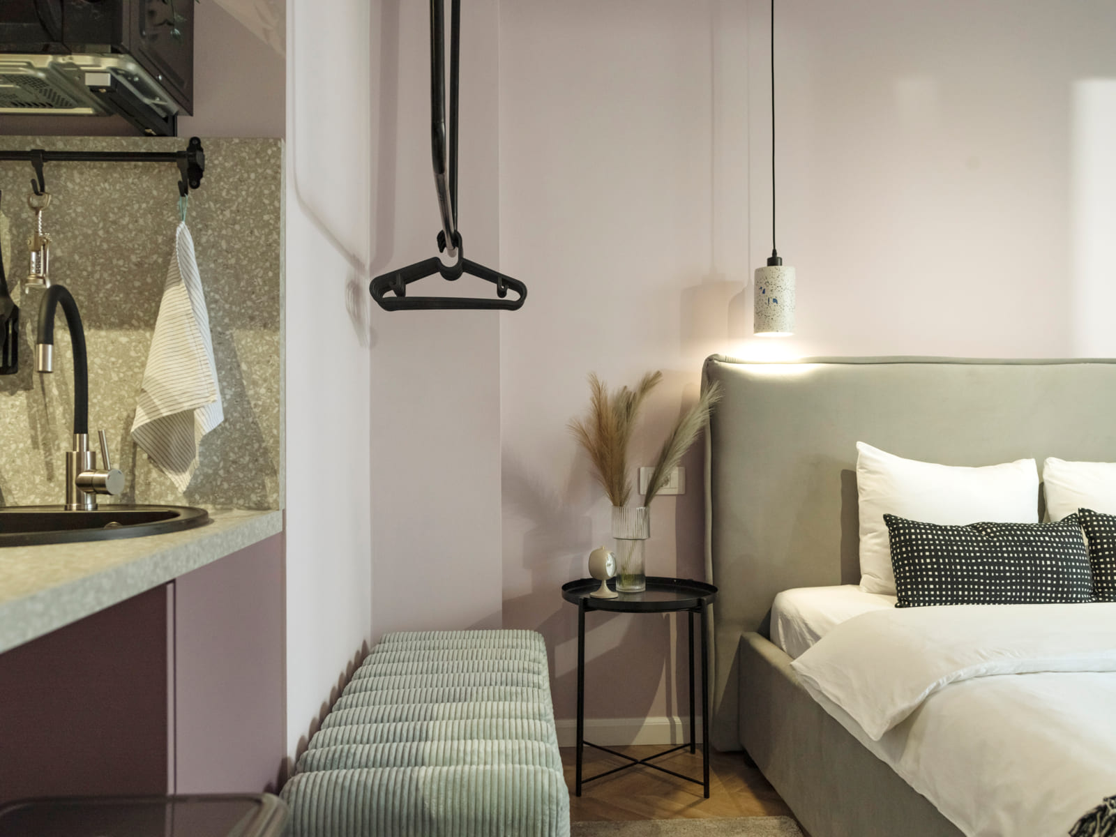 Zalomit Studio 83 — Bed, hangers and counter