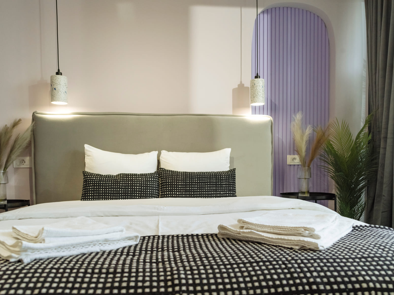 Zalomit Studio 83 — Bed and the lilac arch