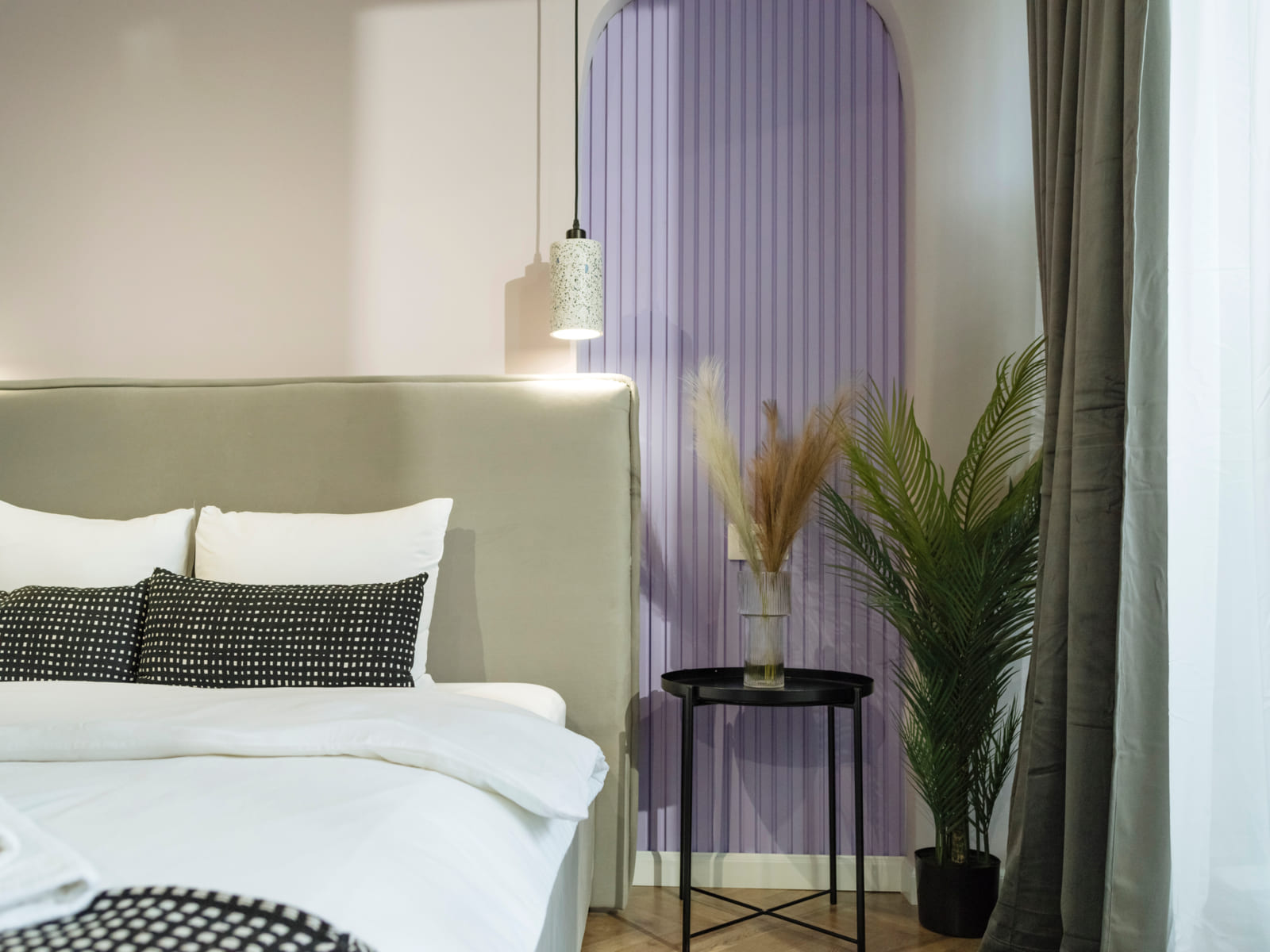 Zalomit Studio 83 — Bed, palm and side table