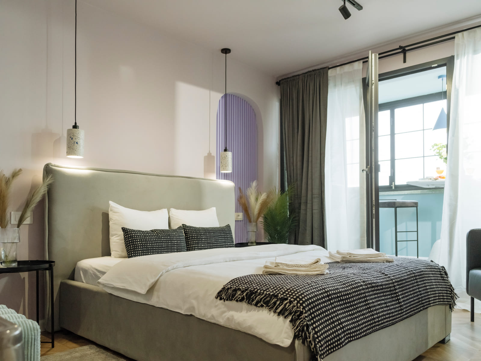 Zalomit Studio 83 — The studio, bed and windows