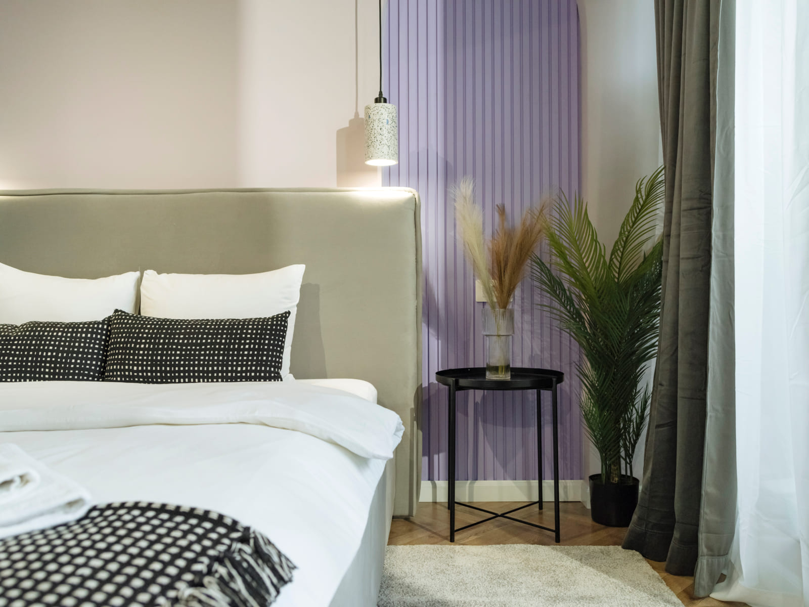 Zalomit Studio 83 — The fluted arch behind the bed