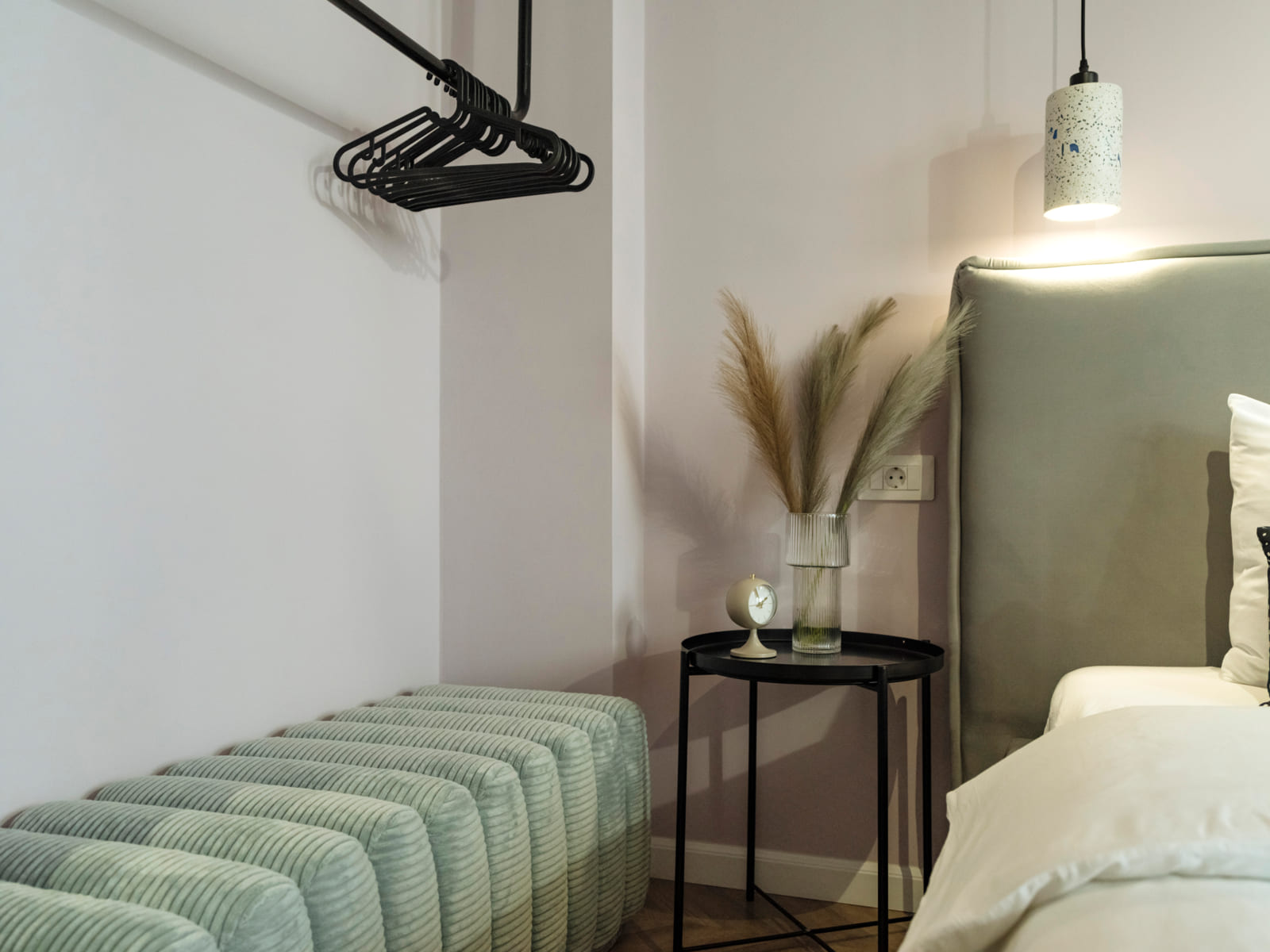 Zalomit Studio 83 — Bench at the foot of the bed