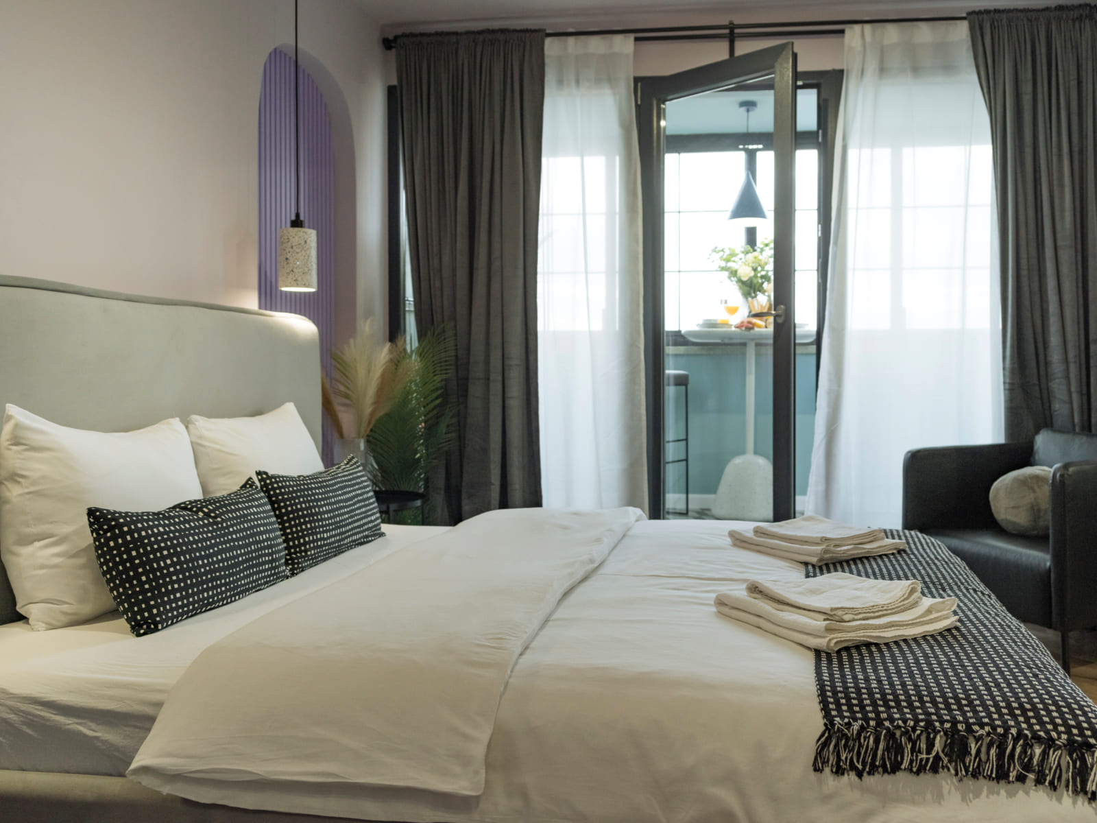 Zalomit Studio 83 — Bed and the window