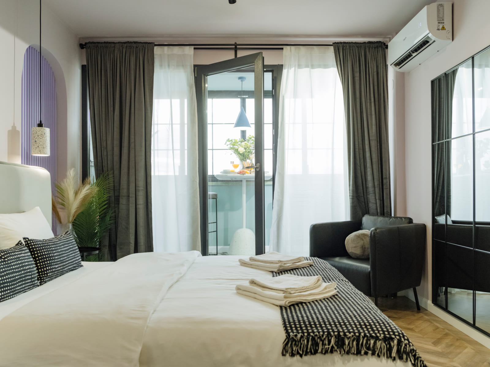 Zalomit Studio 83 — The room, wide