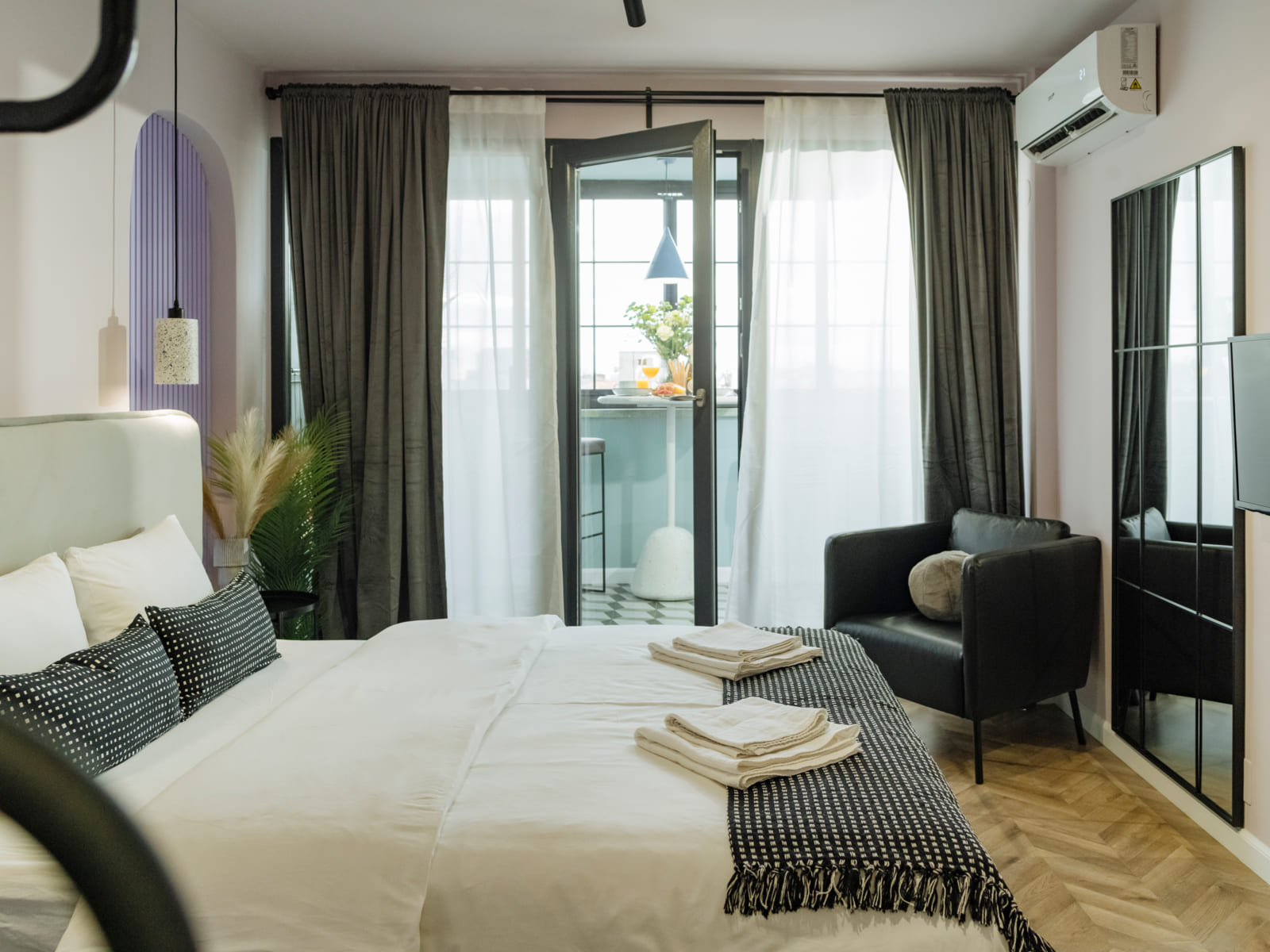 Zalomit Studio 83 — Bed and the mirror
