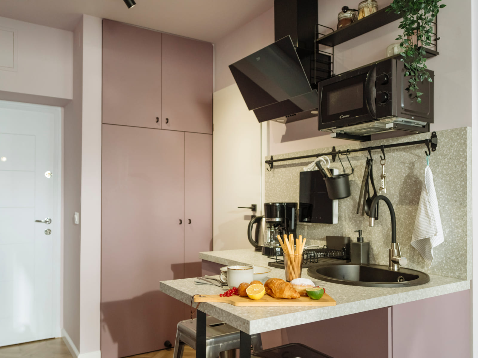 Zalomit Studio 83 — Kitchenette, hood and sink