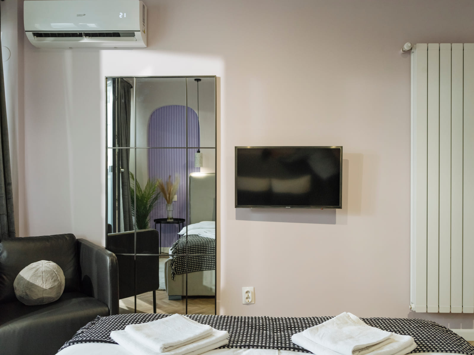 Zalomit Studio 83 — Mirror, television and radiator