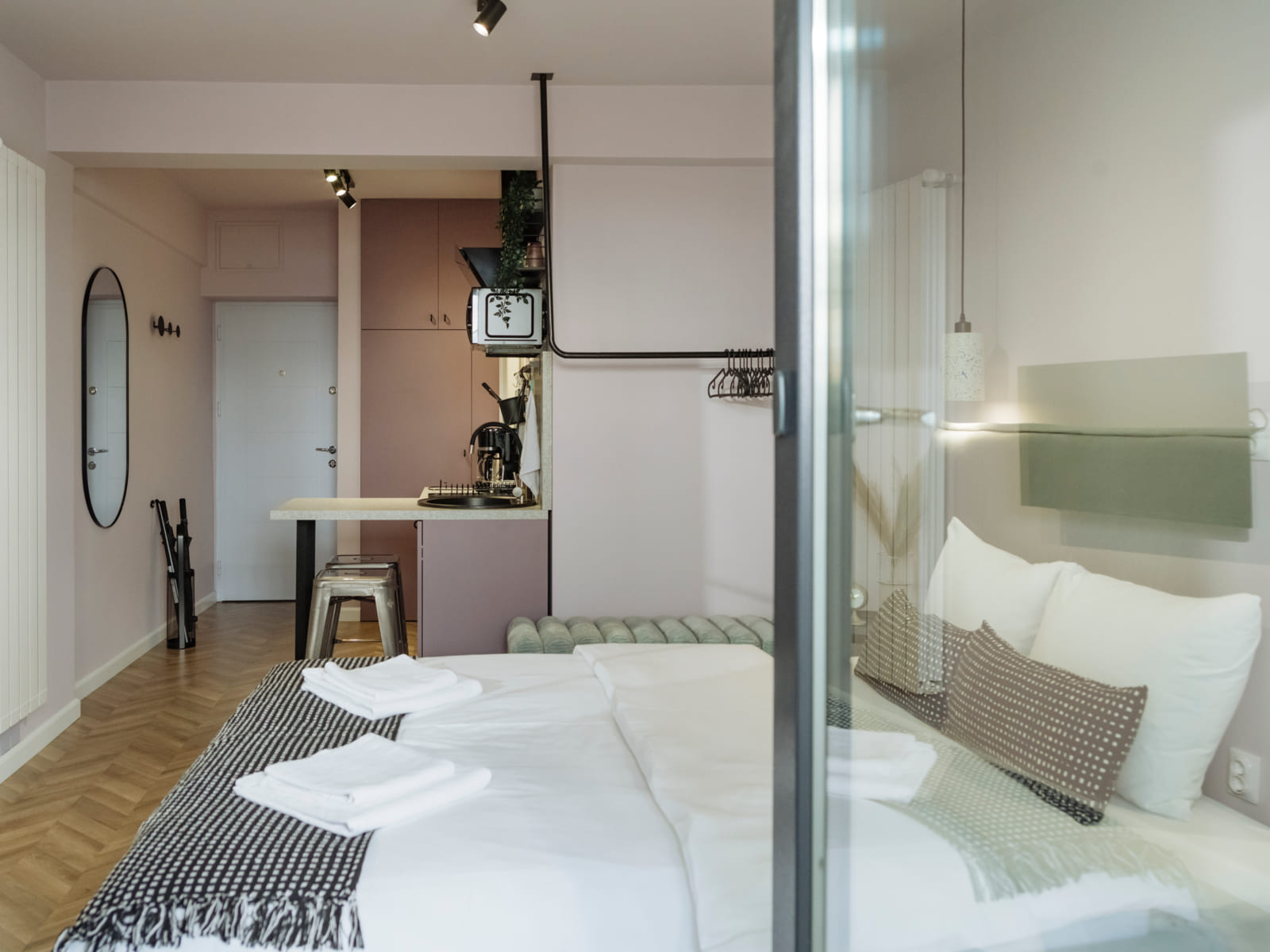 Zalomit Studio 83 — The studio, wide