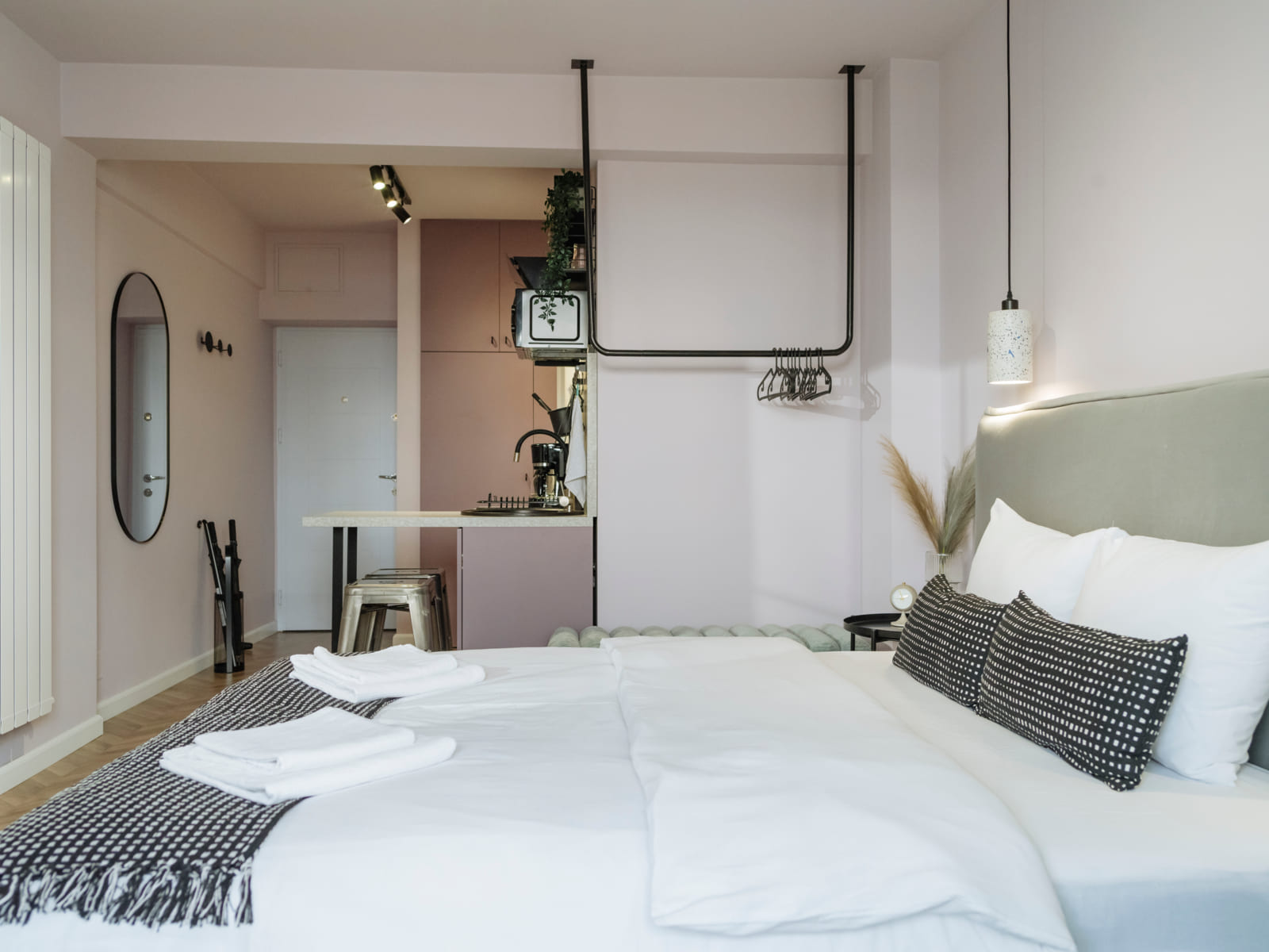 Zalomit Studio 83 — Bed and the desk