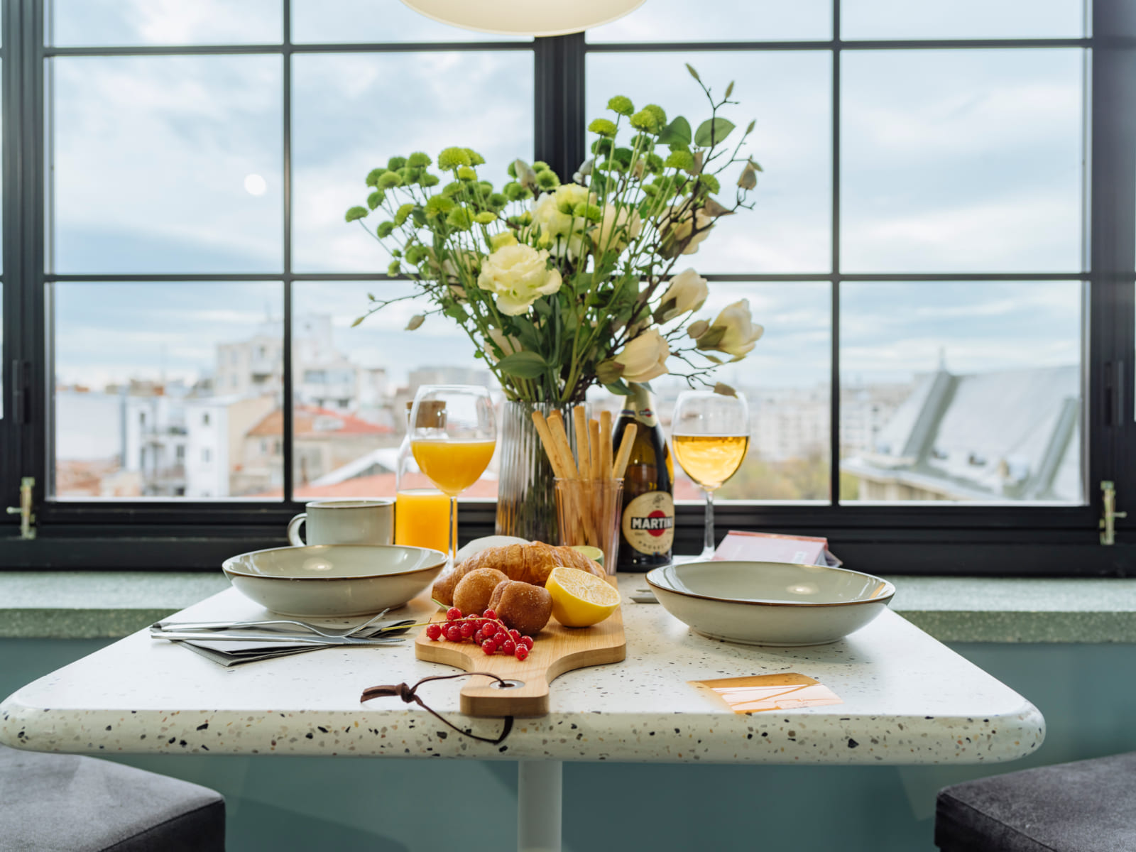 Zalomit Studio 83 — Breakfast bar and the city