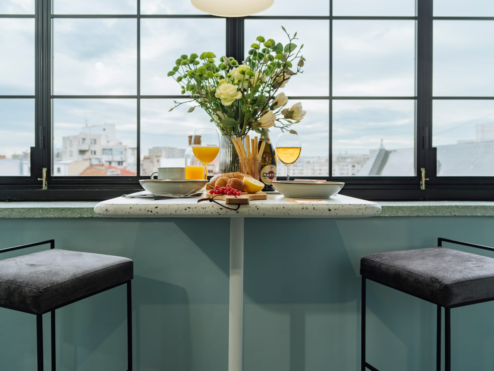Zalomit Studio 83 — Bar, stools and windows