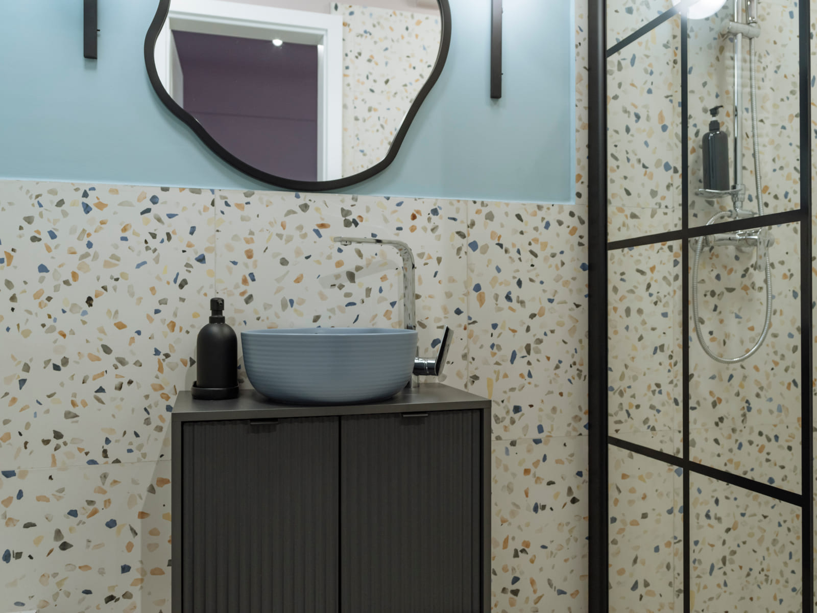 Zalomit Studio 83 — Basin, mirror and shower