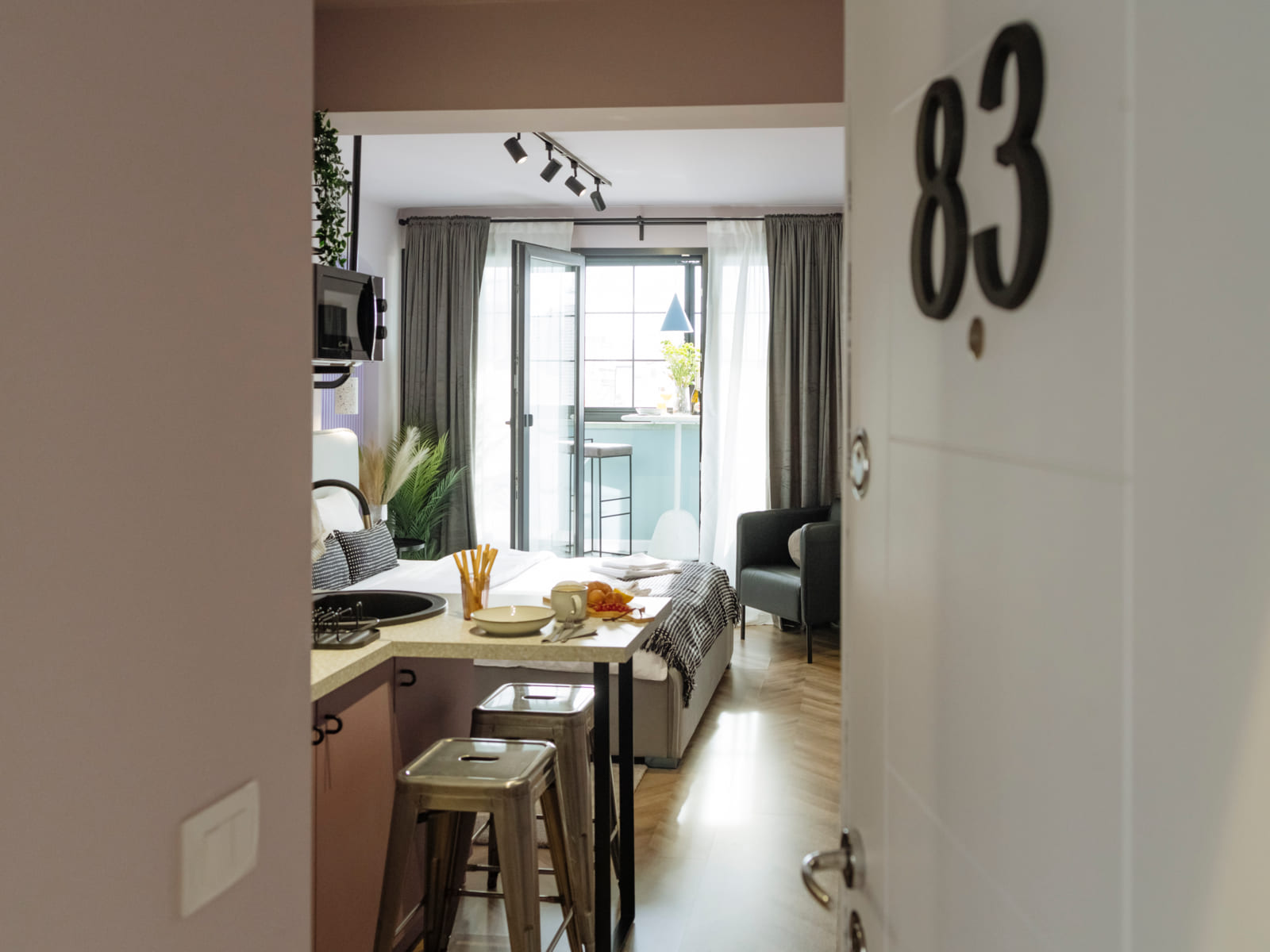 Zalomit Studio 83 — Entrance, towards the room