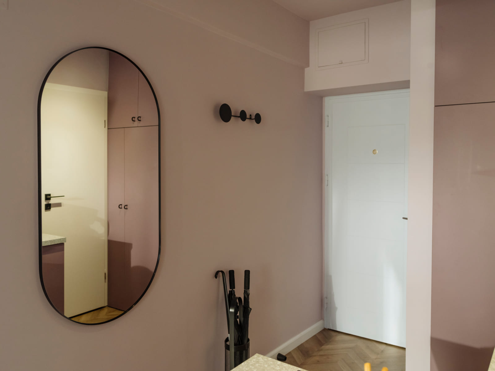 Zalomit Studio 83 — Entrance and mirror