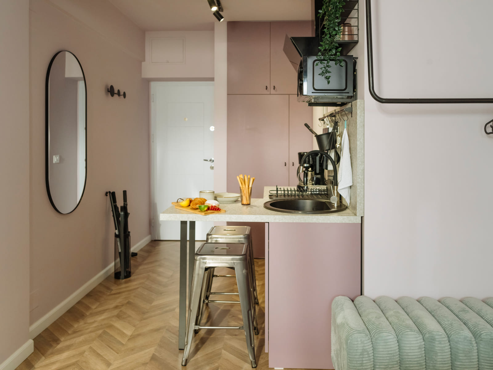 Zalomit Studio 83 — Mirror and the kitchenette